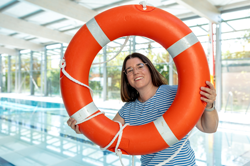 Kerstin Brenner in der Schwimmhalle mit Rettungsring in der Hand