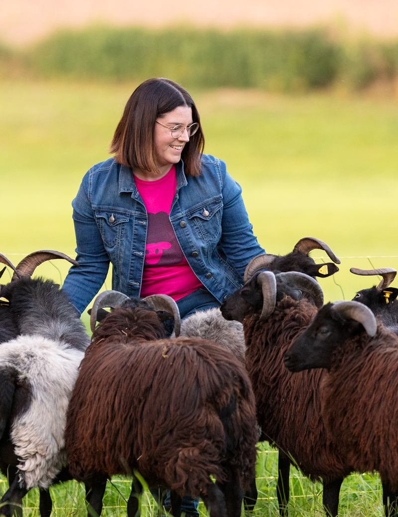 Kerstin Brenner in der Natur mit Tiere